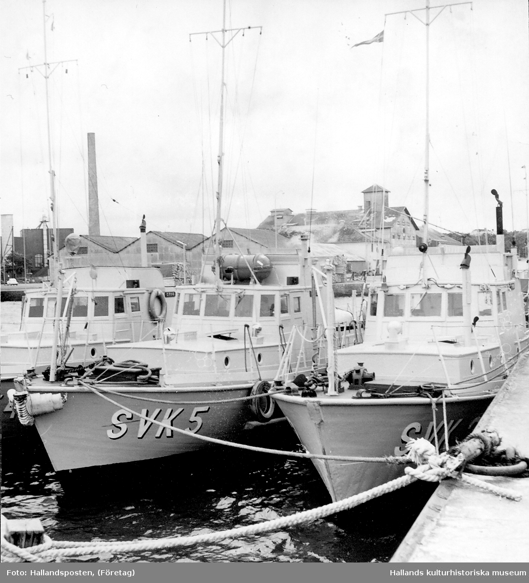 Sjövärnkårens fartyg liggande i Varberg hamn. I bakgrunden syns fästningen. Bildtext: "Örlogsfartyg från Göteborg förlängt på grund av storm."