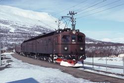 Svensk elektrisk lokomotiv Dm3 1209-1232-1210 foran tog 971 