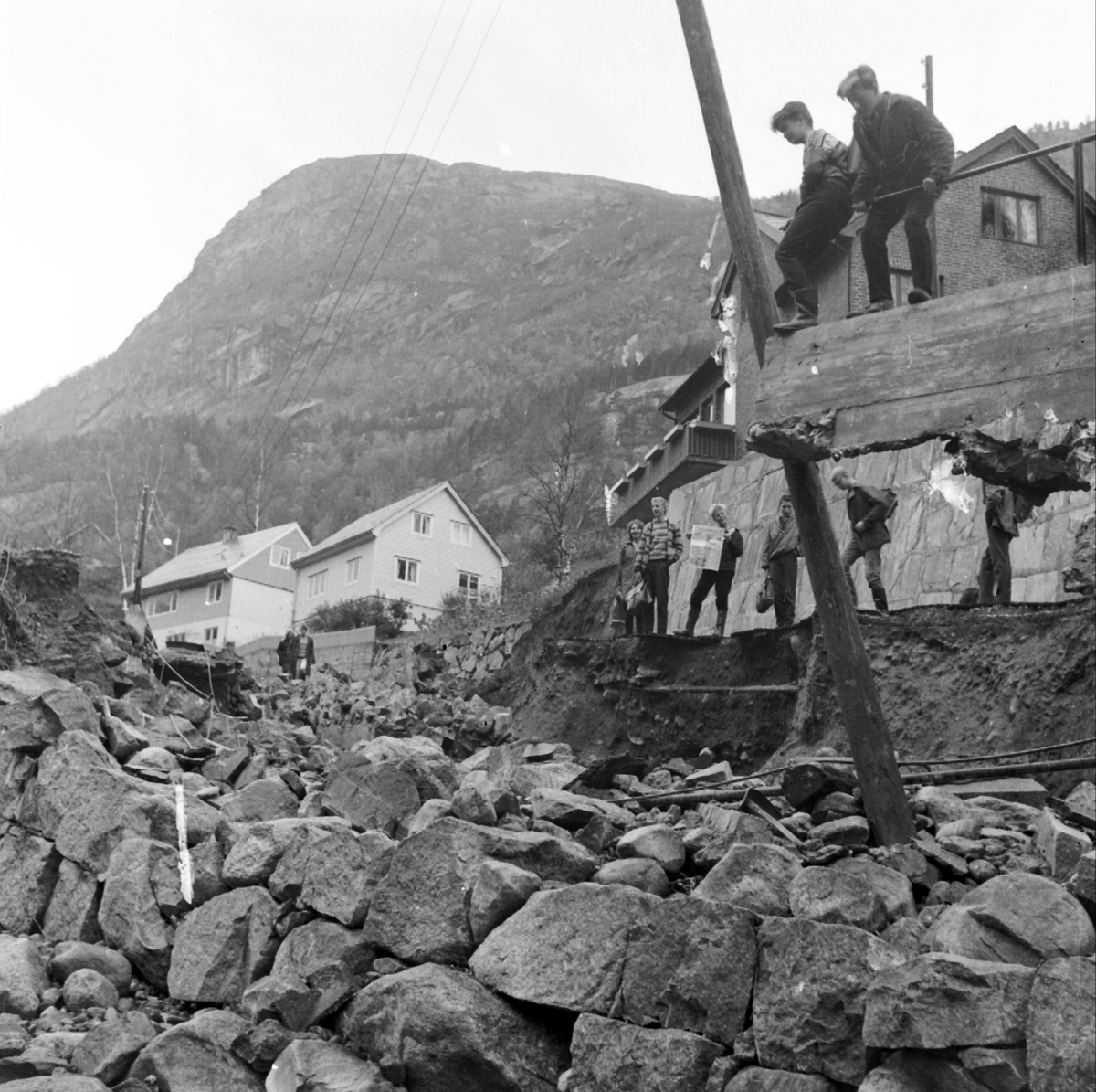 Sansarbekken fløymde over og rann ned Tjoadalen.