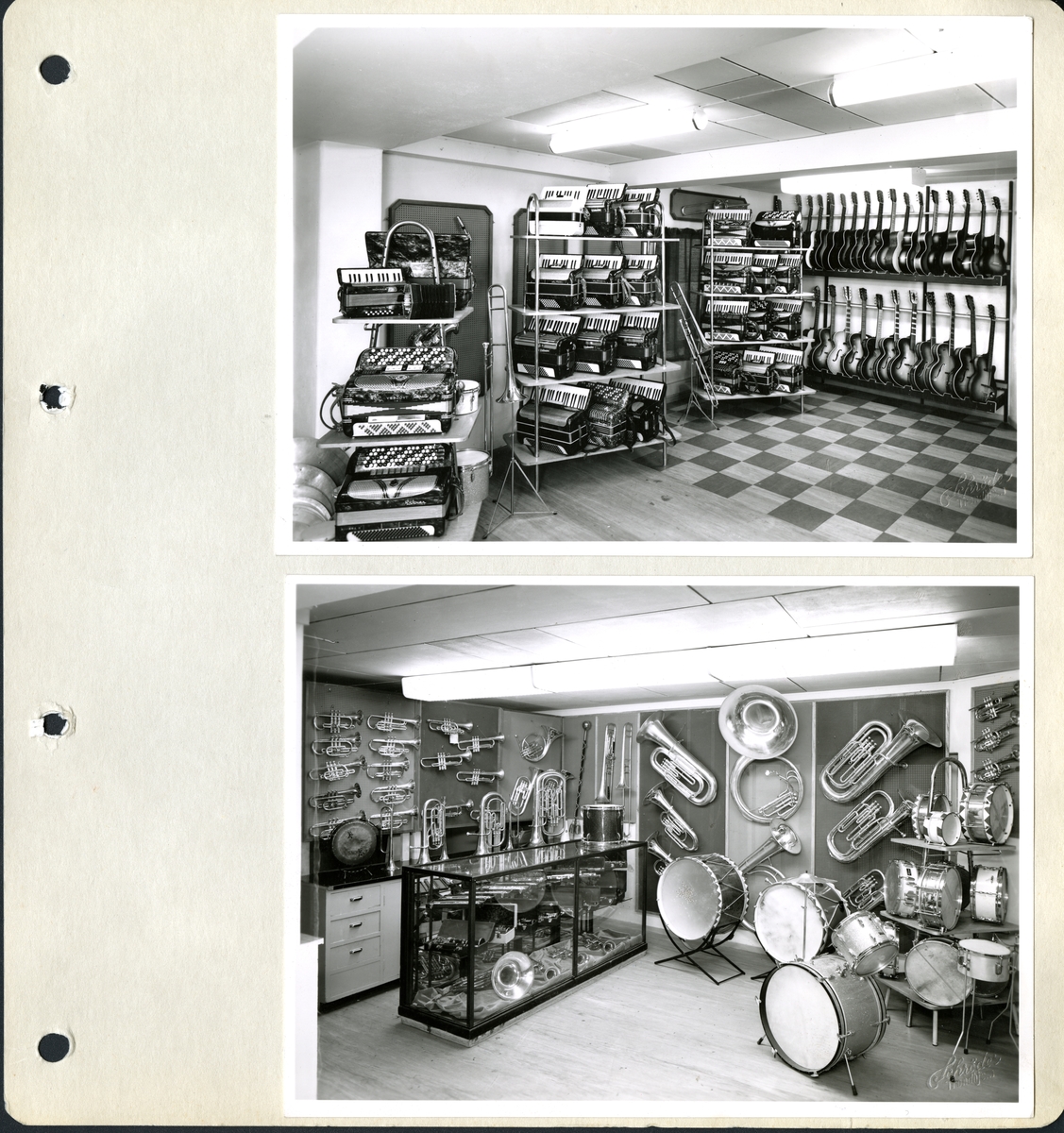 Butikkinteriør fra Olaf T. Ranum musikkhandel i Olav Tryggvassonsgate 18, Trondheim. Bildet viser gitar- og trekkspillavdelingen i butikken. Også trommer og blåseinstrumenter ble solgt i denne delen av butikken.