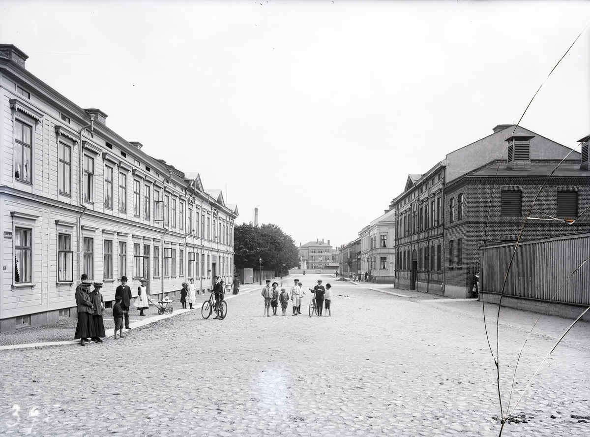 Lasarettsgatan mot öster från Pilgatan i Jönköping. Länslasarettet ligger i fonden och till vänster syns träden i Lasarettsparken. Tegelhuset till höger är Anderssons & Gustafssons bryggeri, som grundades år 1894.