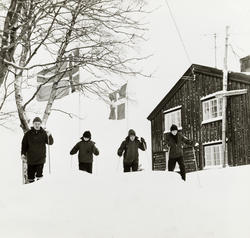 Lysebu. Danske barn lærer å gå på ski. Januar 1965