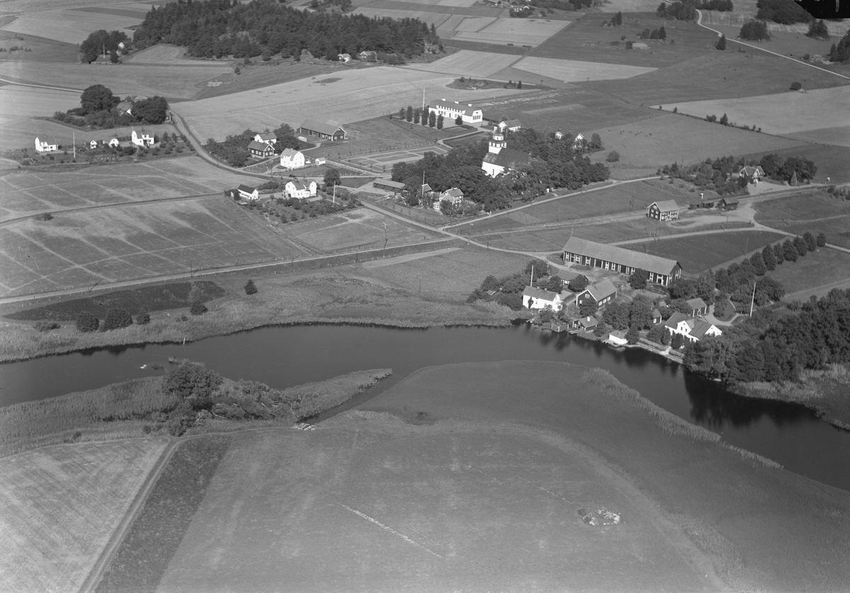 Flygfoto över Sturefors. Centralt i bilden ses Vist kyrka som den tog sig ut före den förödande branden 1961. Invid Stångån ligger prästgården.
