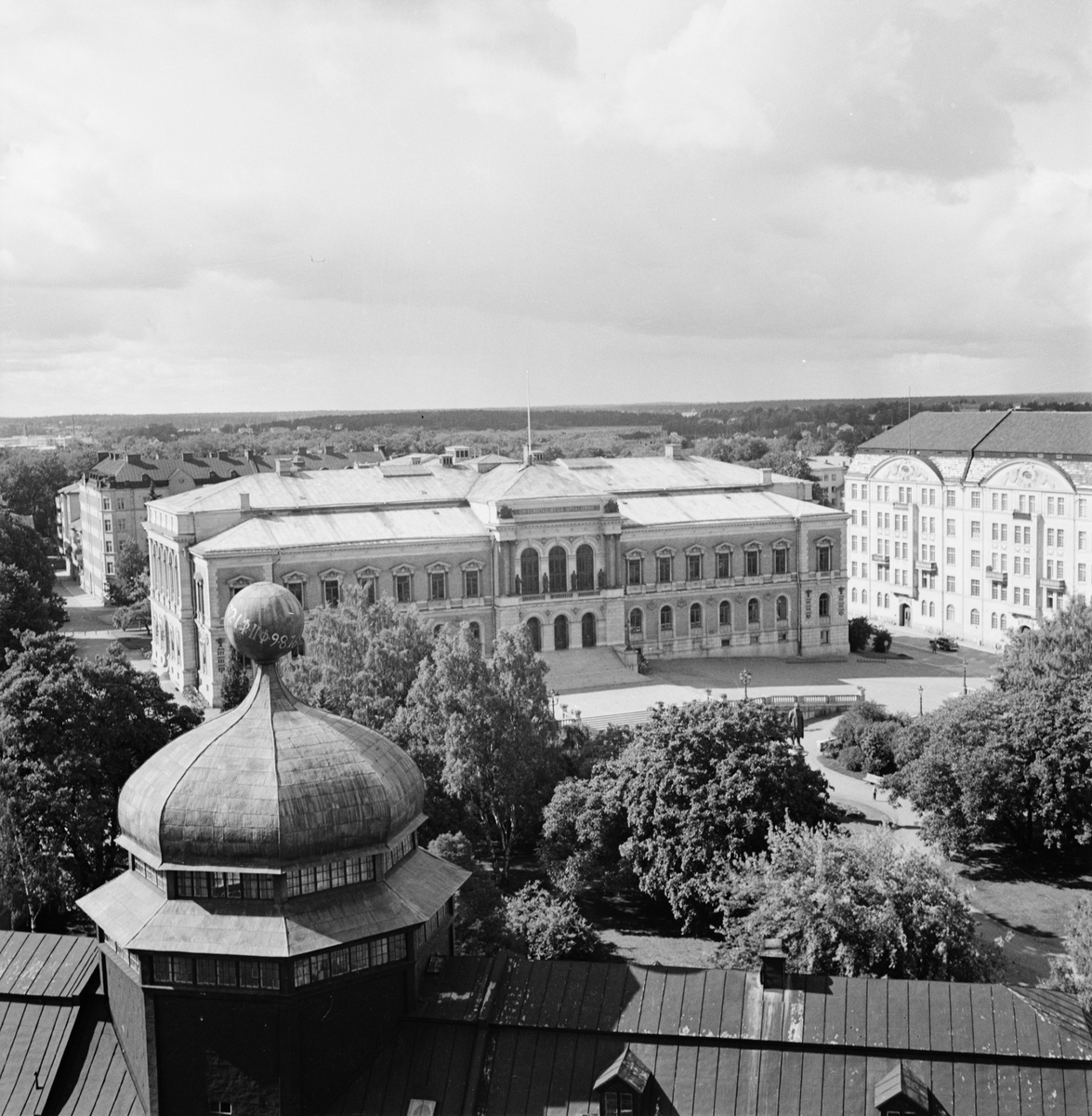 Vy över Universitetshuset från Uppsala domkyrka, Uppsala 1952