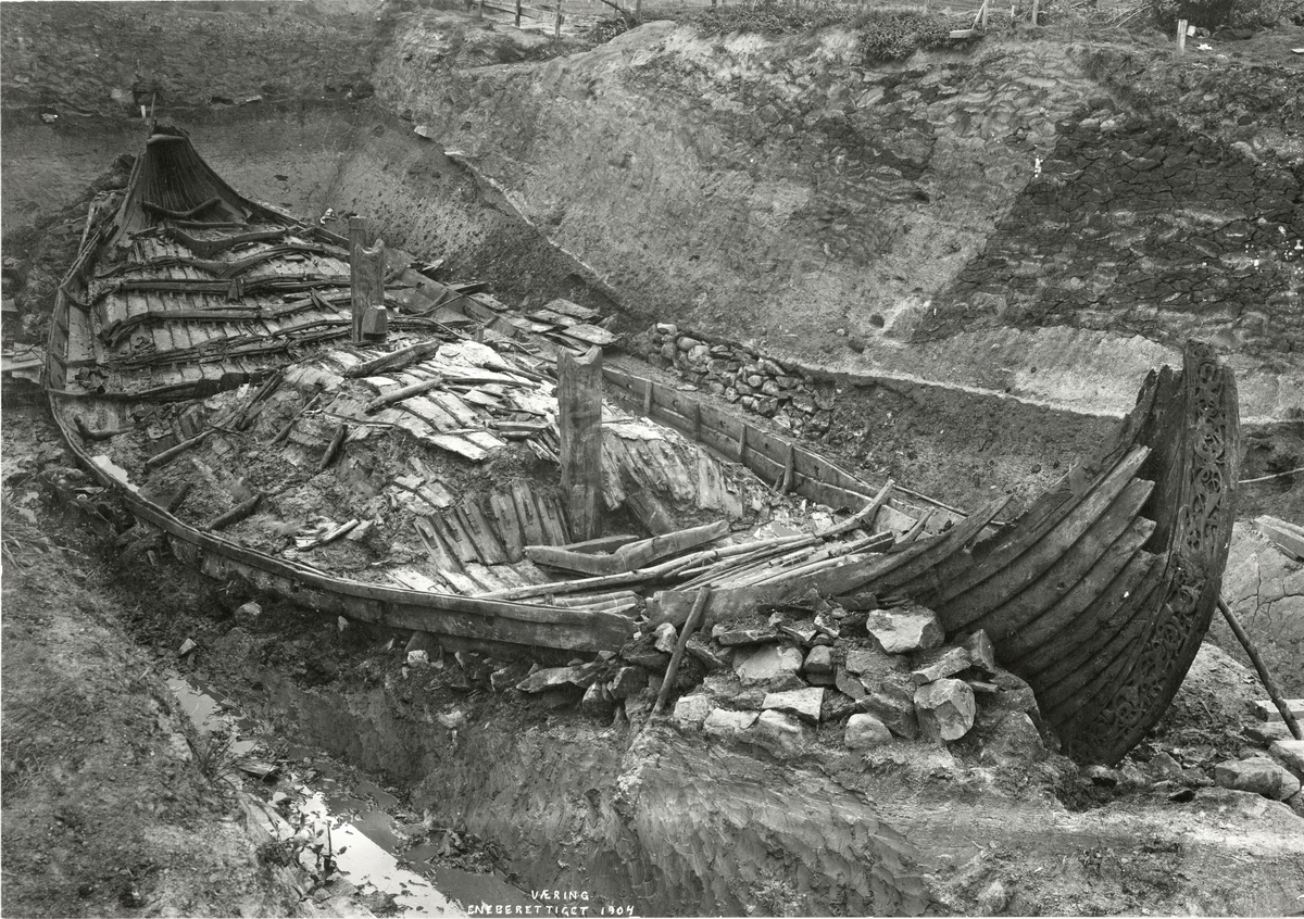 Osebergsskeppet fotograferat vid utgrävningen år 1904.