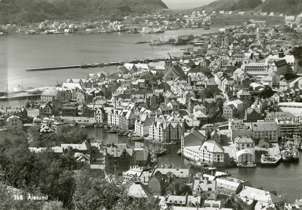 Oversiktsbilde over Ålesund by med Brusundet, sett fra Aksla mot sørvest.