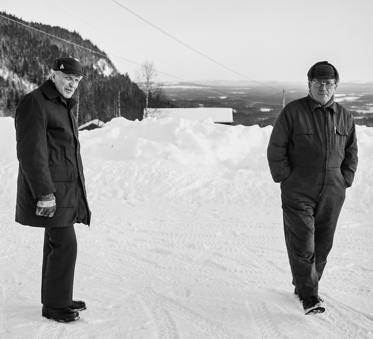 Sveg 1984.
Tekniklärarna Rolf Nordström och Bengt Lundblad i väntan på en bandvagnskurs någonstans i svegtrakten.