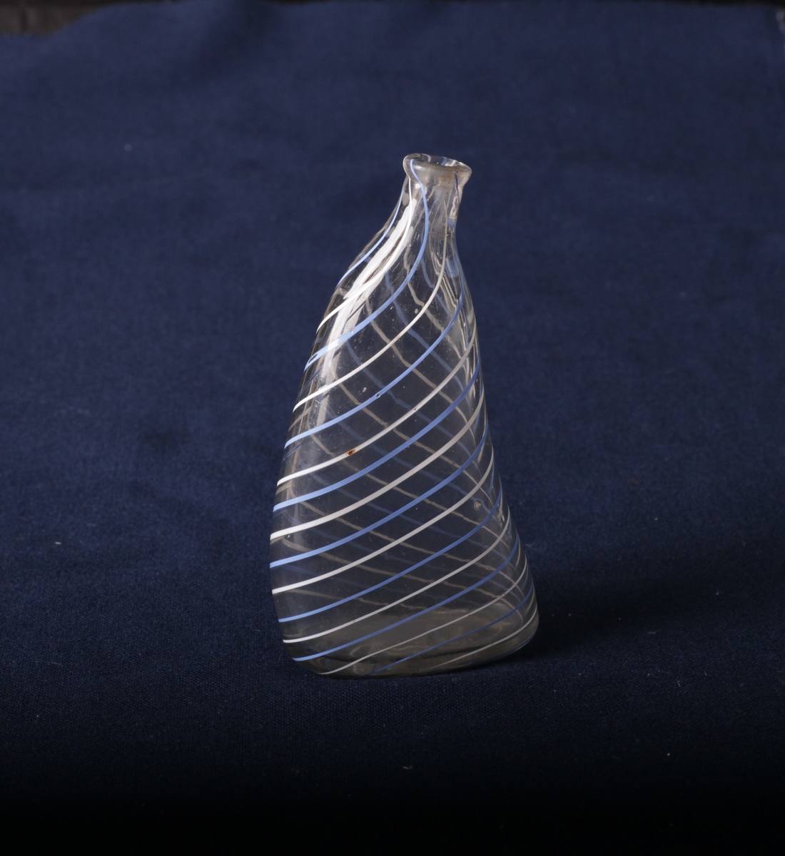 Flaske med blå og hvite striper som danner et spiralmønster.