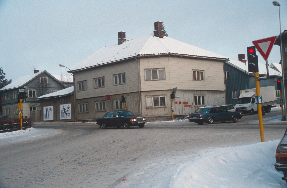 Lillehammer.  Fåberggata 101.  Krysset Fåberggata / Tomtegata / Brofoss gate.  Sett mot nord fra Brofoss gate.  Alle husene i bildet ble revet for nytt posthus.