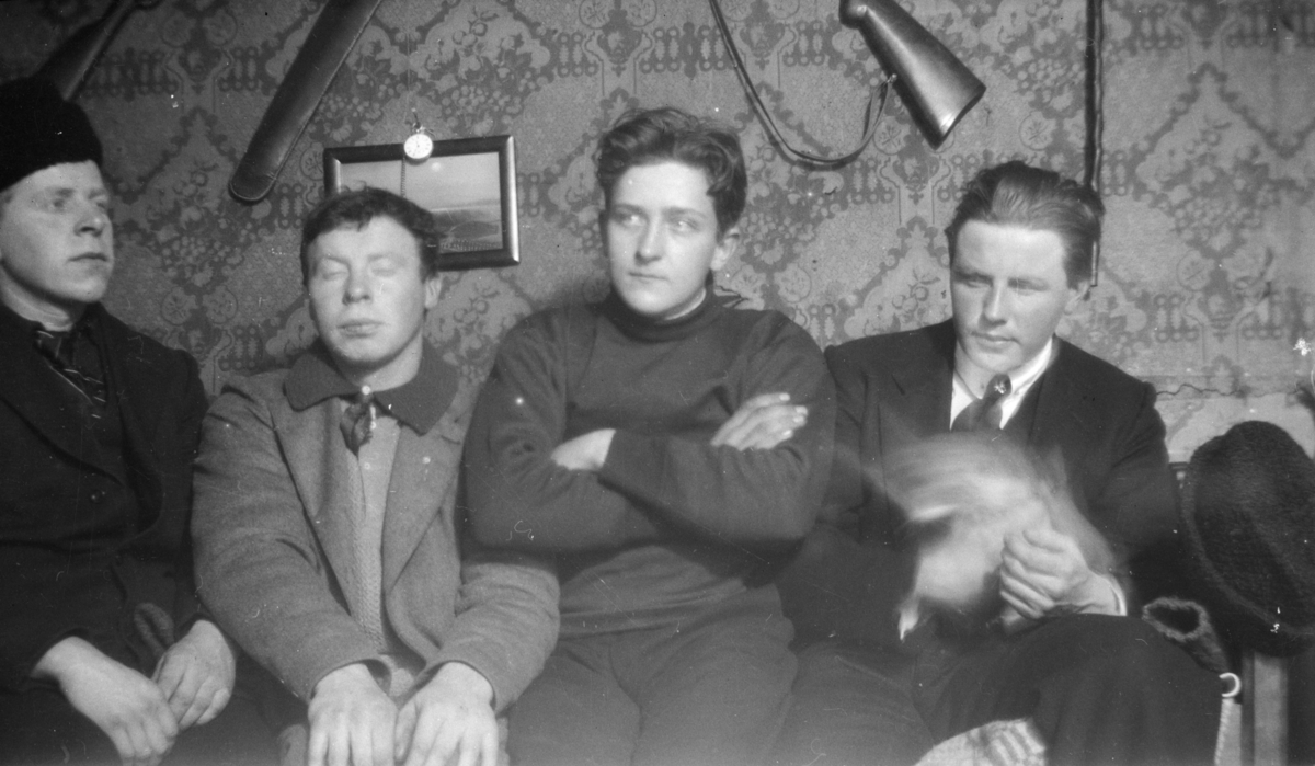 Fire unge menn. Gevær bak på veggen. Nummer tre fra venstre er Karl Olav Moe.