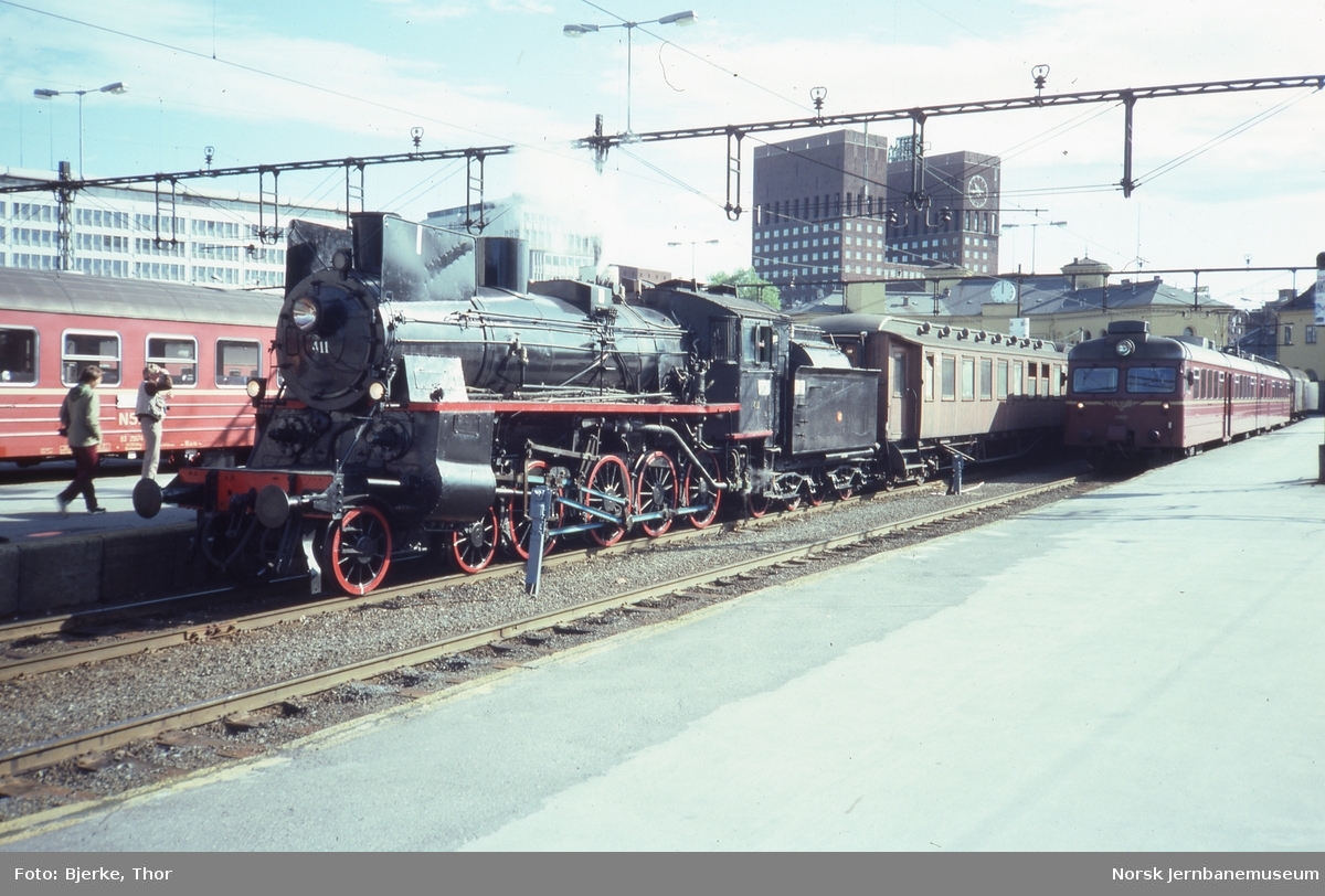 Damplokomotiv type 26c nr. 411 i ekstratog for Norsk Jernbaneklubb på Oslo V