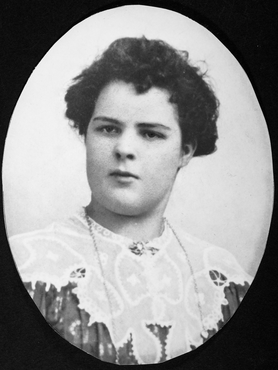 Ellen Borghild Gustavsen, g. Engen. 1889-1942. Portrett ca. 1910.