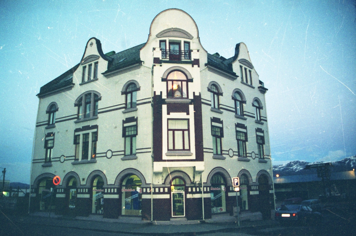 Prospektfotografi av ei bygning i Nedre Strandgate, Ålesund.