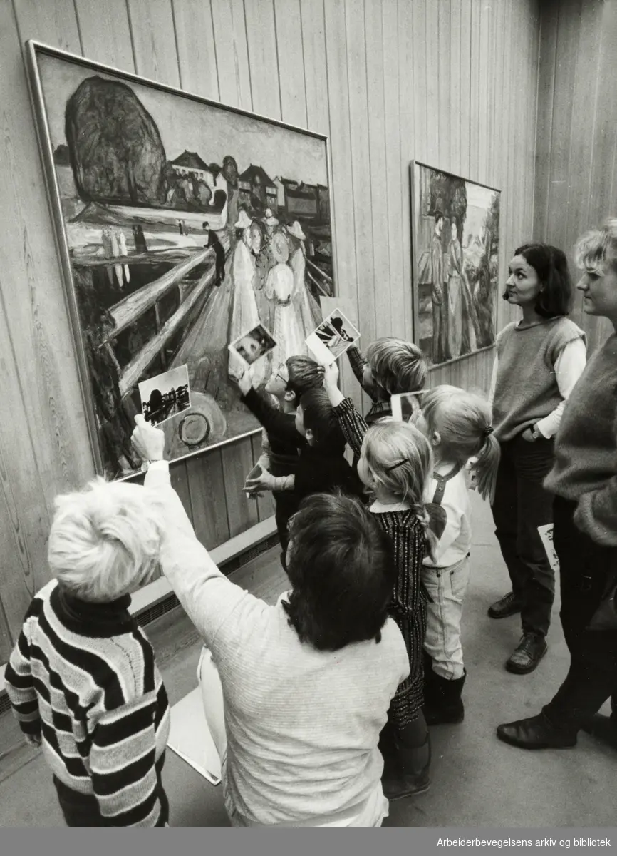 Munch-museet. Selstad barnehage vises rundt på museet av "barneomviser Otto Graf. November 1984