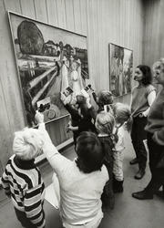 Munch-museet. Selstad barnehage vises rundt på museet av "ba