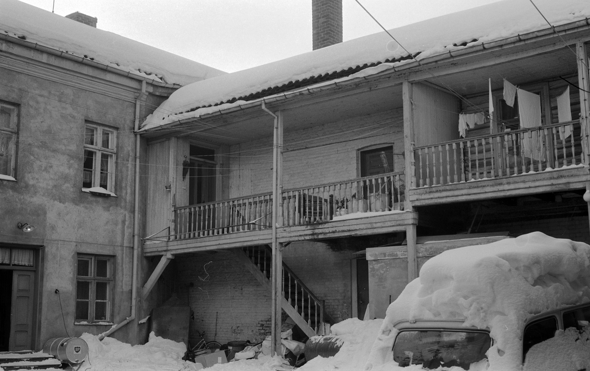Åsgården i Hamar, bakgården, svalgang, vinter. 