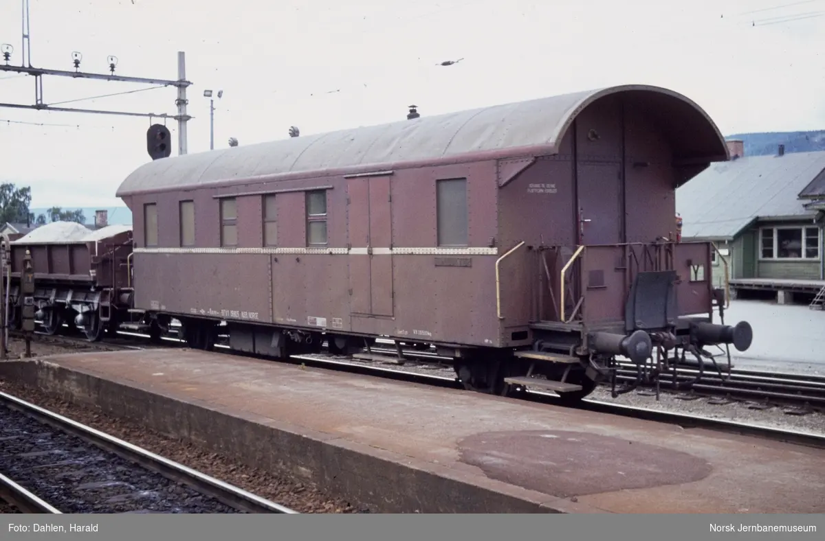 Sitte- og konduktørvogn BFV1 19905 i godstog på Lillehammer stasjon
