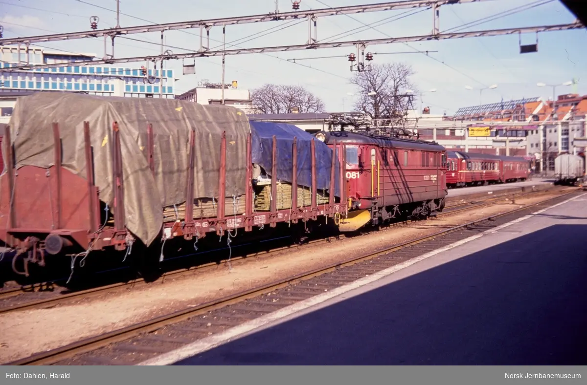 Elektrisk lokomotiv El 11 2081 på Kristiansand stasjon