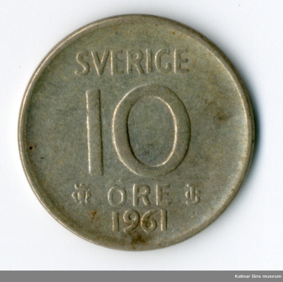 KLM 46167:75 Mynt, av metall, 10 öre. Utgiven 1961. Under Gustaf VI Adolfs tid.