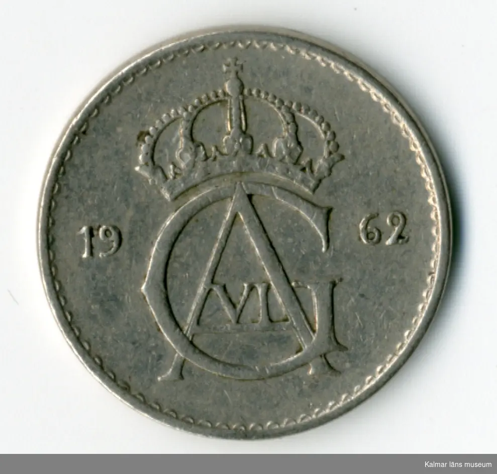 KLM 46167:78 Mynt, av metall, 10 öre. Utgiven 1962. Under Gustaf VI Adolfs tid.