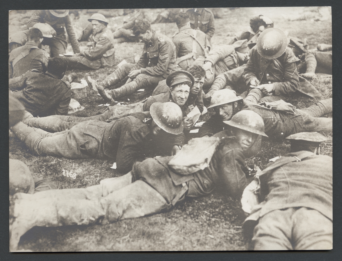 Bilden visar tillfångatagna engelska soldater som ligger på marken.

Originaltext: "Tillfångatagna engelsmän rasta före avtransporten till tyskarnas samlingsplats för fångar."