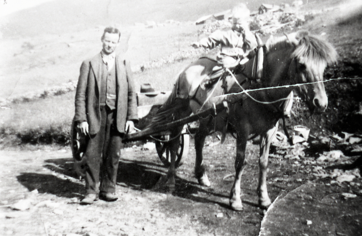 Knut E. Rudi med hest