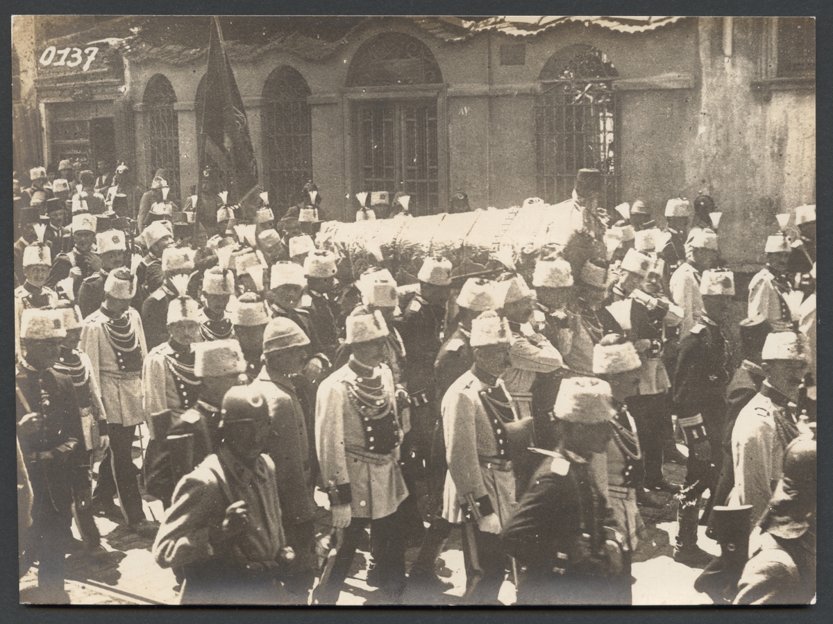 Bilden visar processionen under begravningen av sultanen Mehmet V.