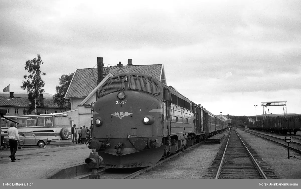 Diesellokomotiv Di 3 617 med persontog fra Oslo Ø til Trondheim over Røros, tog 301, på Tynset stasjon.