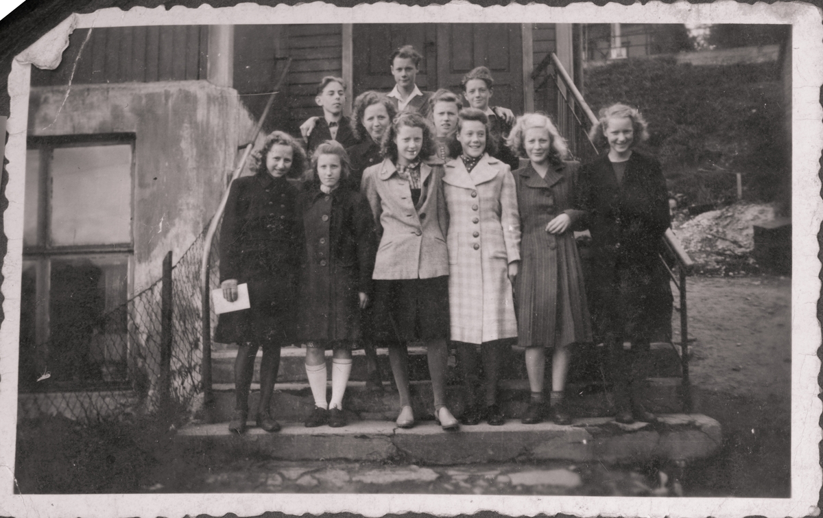 Klassebilde av 7. klasse Harstad barneskole, 1943.