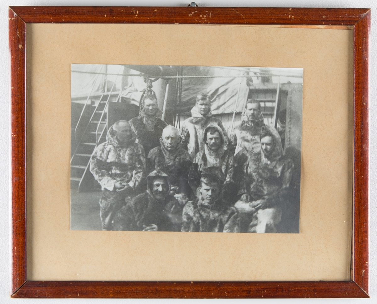 Gruppebilde av Roald Amundsen og (antall?) menn i skinnklær, på båtdekk, Maudekspedisjonen