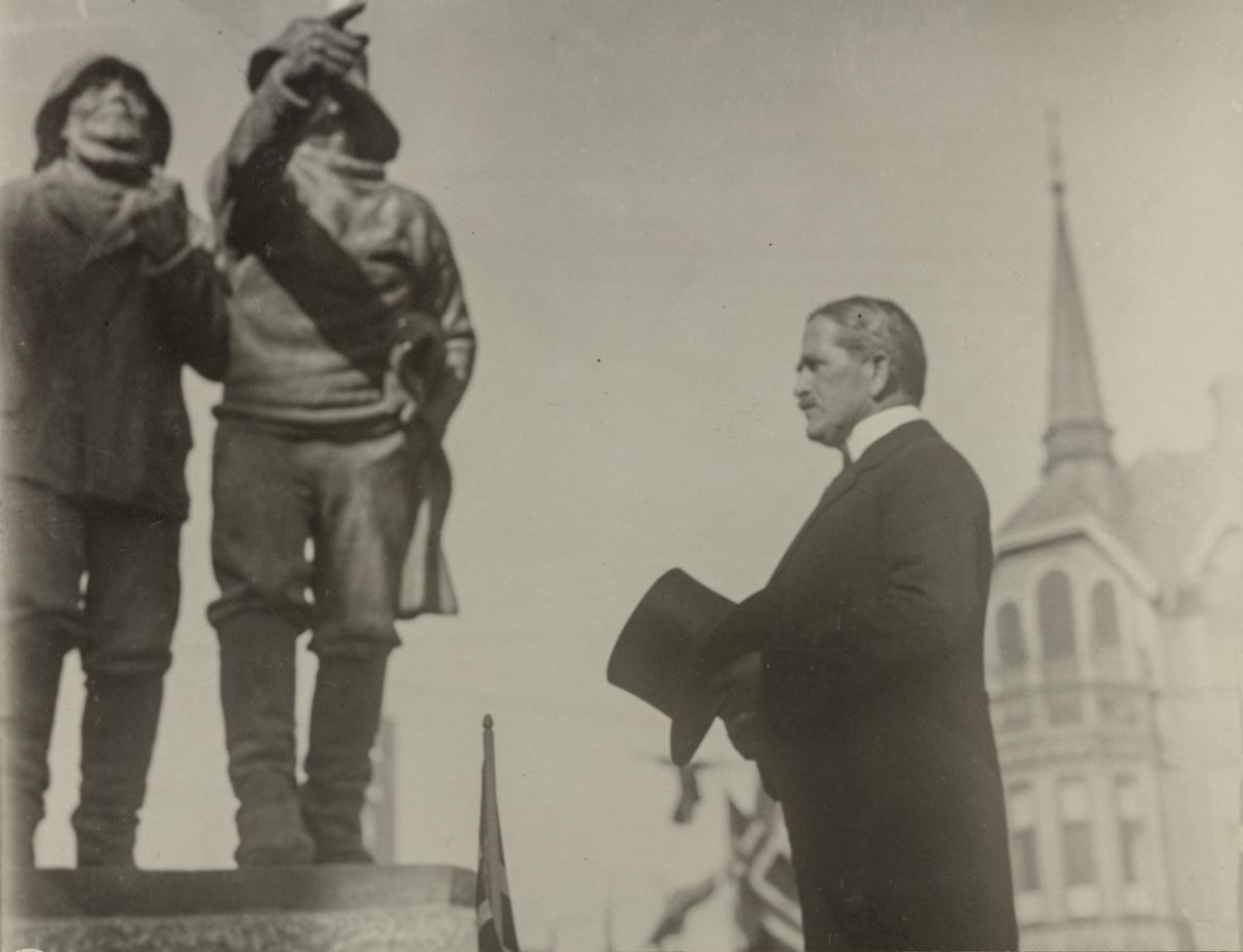 Konsul B. Stolt-Nilsen ved avsløringen av "Fiskerne" som han skjenket byen i 1920.