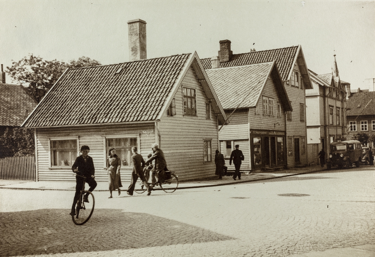 Gatekrysset Sørhauggata/Skjoldavegen sett mot sydvest, ca. 1938.