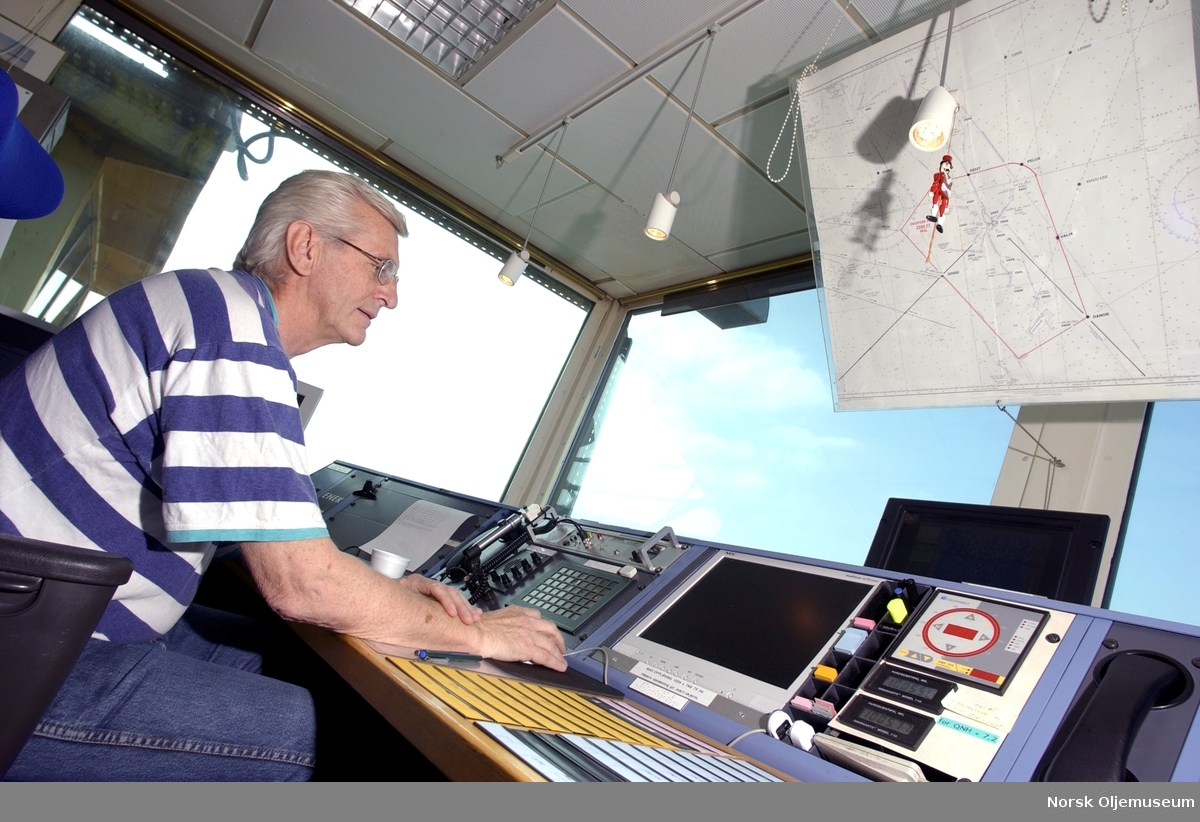 Lufttrafikk-koordinator Knut Schei i kontrolltårnet på Ekofisk 2/4 H.  Her er også radiorommet lokalisert.