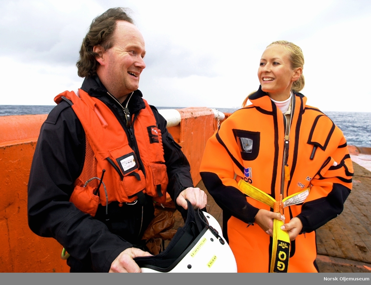 Øvelse på Ekofisk.  Elisabeth Huse er på dekket til forsyningsfartøyet Viking Troll, sammen med en redningsmann.