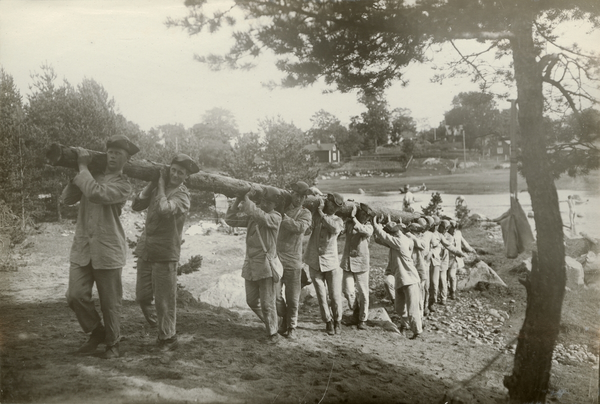 Elever från Krigsskolan Karlberg förbereder brobygge över vattendrag.