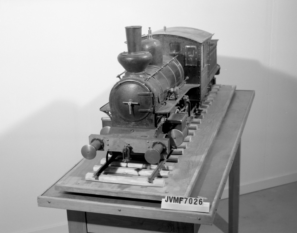Modell av ånglok Nr 1 i skala 1:10. Svartmålat med guldfärgade linjer.

Modell/Fabrikat/typ: HdSJ1