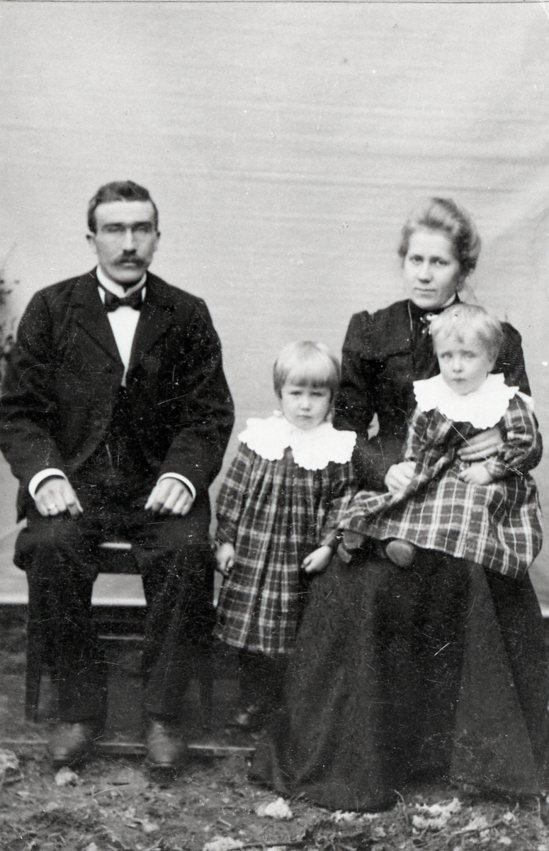 Portrett i helfigur av Ole Olsen Kvale med familie. Ca. 1903-04.