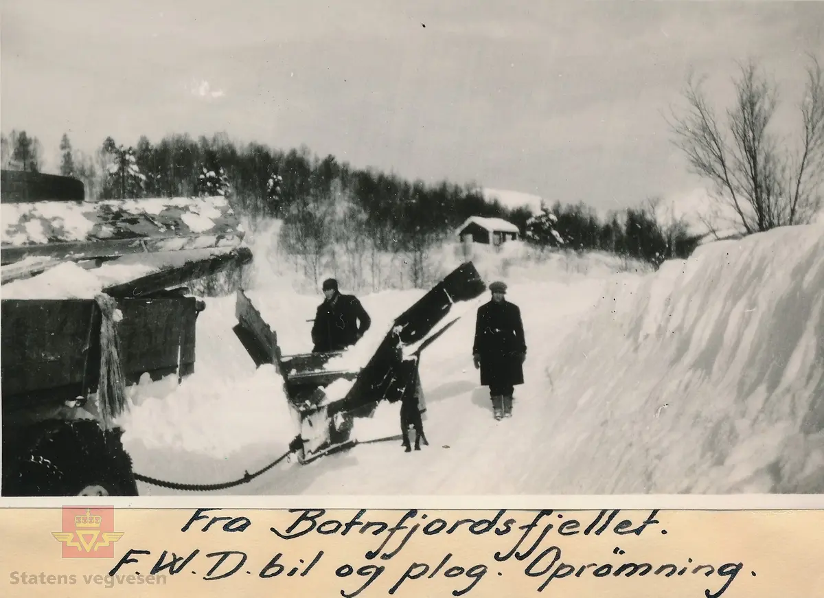 Brøytearbeid Molde-Batnfjorden.

Bildet er merket: "Fra Batnfjordsfjellet. F.W.D bil og plog. Oprømning".
