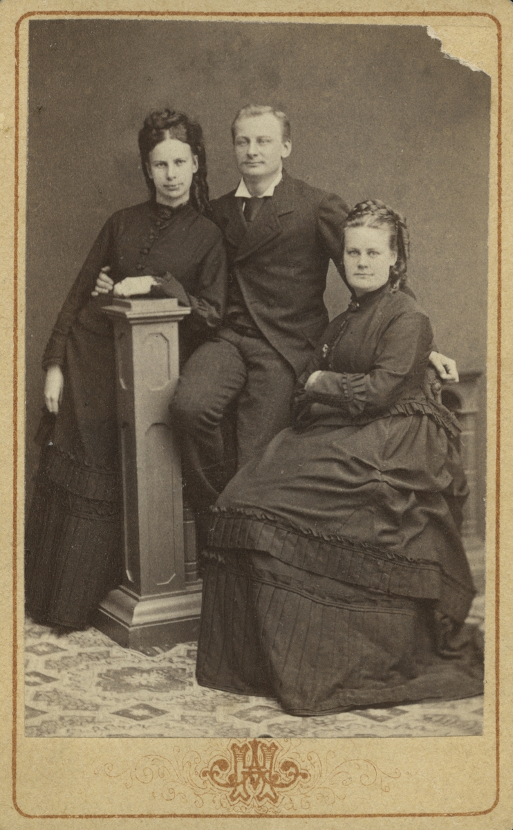 Ingenjör Wilhelm Lindahl med systrar.
