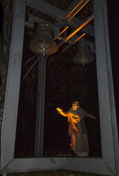 Spå.Sara står under kirkeklokkene i et skummelt lys og forteller om onde varlser. (Foto/Photo)