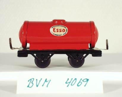 Modell av tankvagn, röd med reklm för Esso.
Spårvidd 0