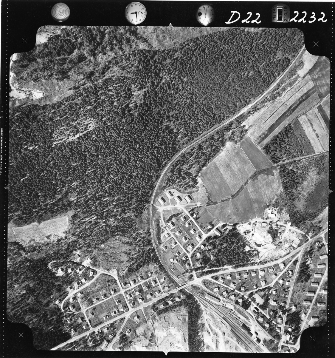 Flyfotoarkiv fra Fjellanger Widerøe AS, fra Porsgrunn Kommune, Eidanger station. Fotografert 16/05-1962. Oppdrag nr 2232, D22