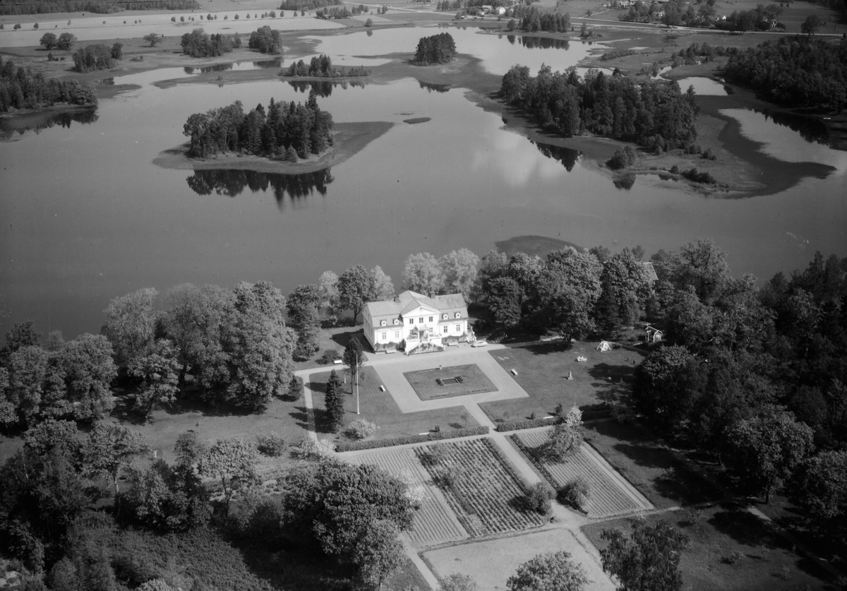 Flygfoto över Lundholmen säteri utanför Vrigstad i Sävsjö kommun, Jönköpings län. Nr: 164/1960