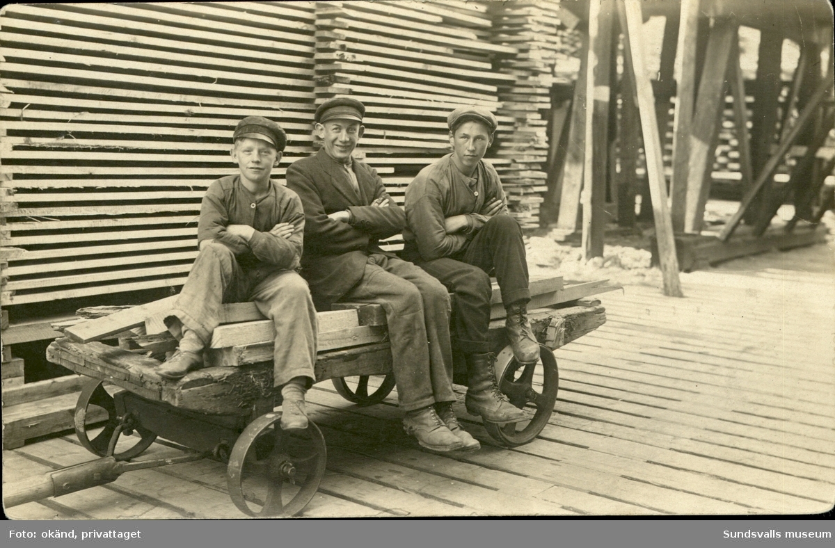 Vykort med motiv av tre stycken pojkar. Enligt texten på baksidan: Svartvik den 25 maj 1922.