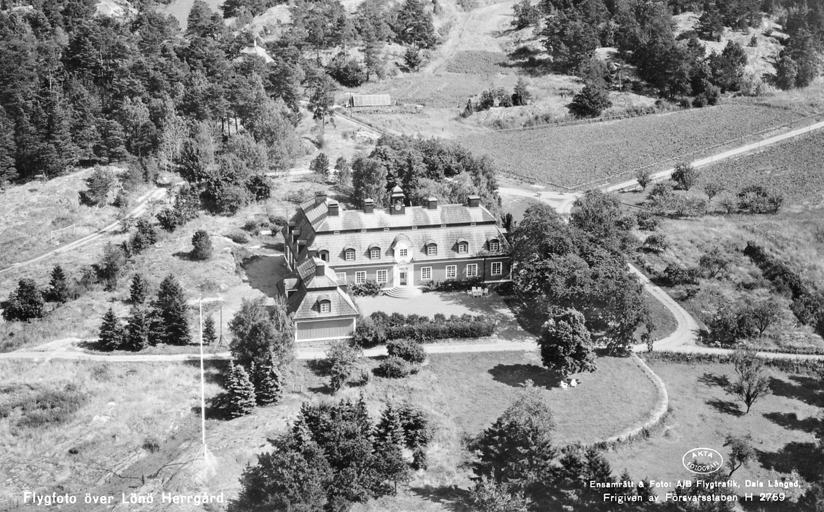 Lönö herrgård är belägen på en halvö i Bråviken vid Lönöfjärden. Huvudbyggnaden är uppförd under åren 1911-1913 i nationalromantisk stil efter ritningar av professor Isak Gustav Clason.
Herrgården är känd efter skådespelerskan Zarah Leander som 1939 förvärvade gården och levde där fram till hennes död 1981.