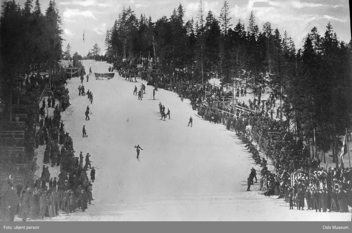 Holmenkollbakken, hopprenn, skihoppere, publikum, skog, snø