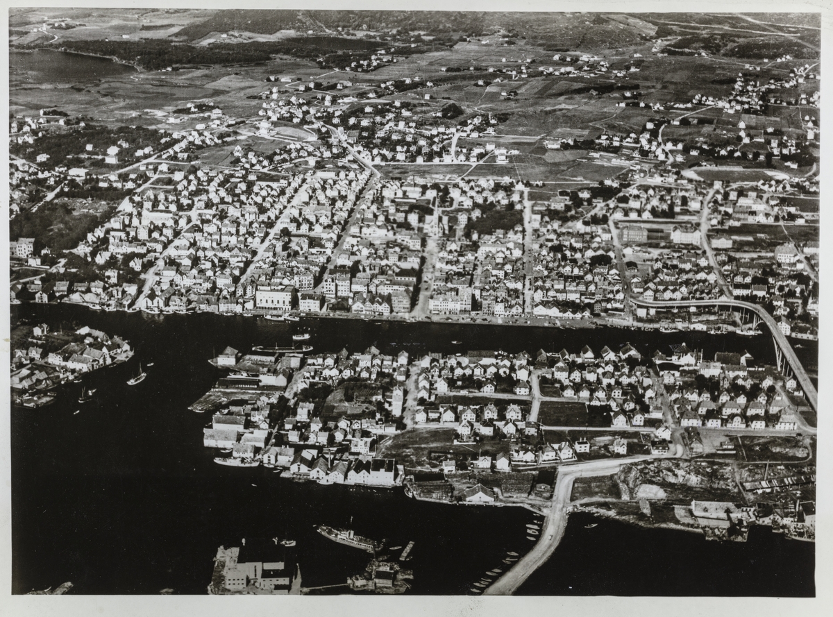 Byen sett mot øst, 1947, fra fly. - Haugalandmuseet / DigitaltMuseum