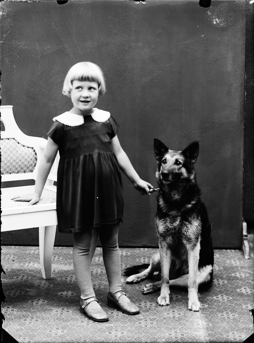 Ateljéporträtt - flicka och hund, Alunda, Uppland