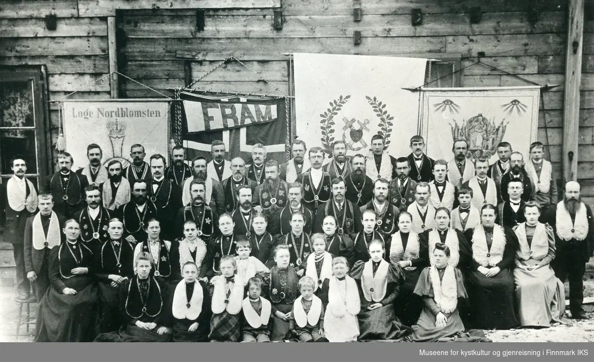 Honningsvåg. Losjen "Nordblomsten", kanskje utenfor losjehuset. Alle medlemmer med regalier på. Ca. 1900.