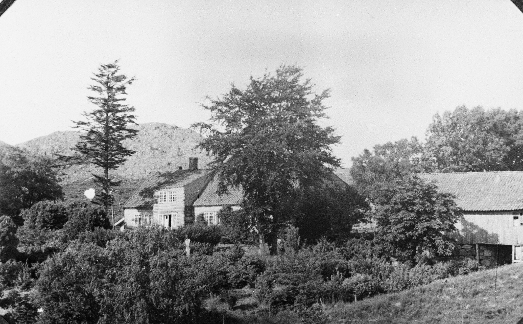 Våningshuet på garden Lindland, løa til høgre.